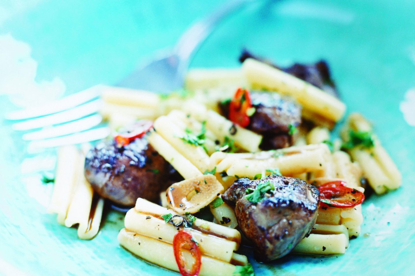 Pasta Strozzapreti och stekt kycklinglever med vitlök Recept Zeta