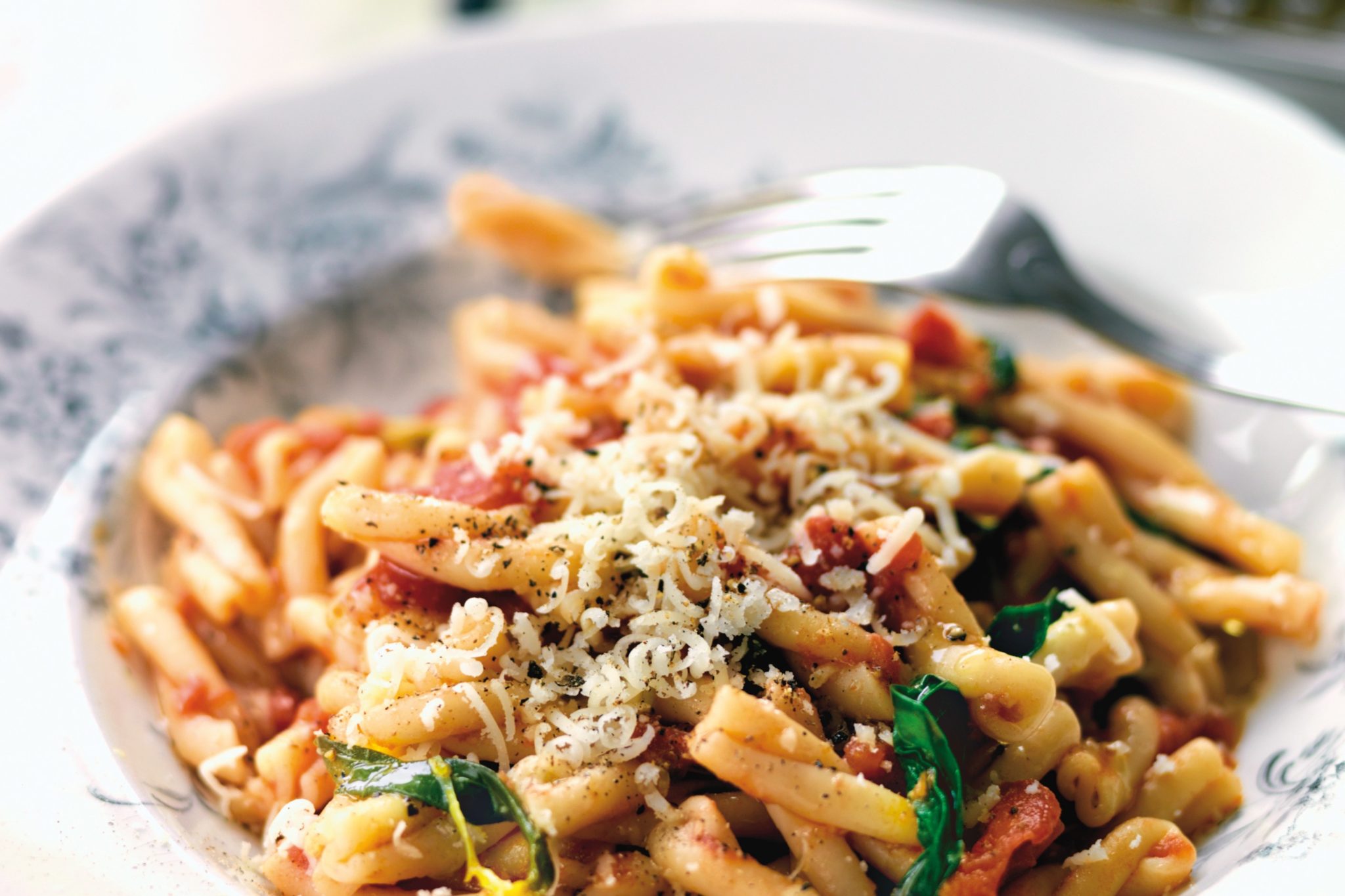 Pasta Strozzapreti Med Tomats S Basilika Och Parmesan Recept Zeta