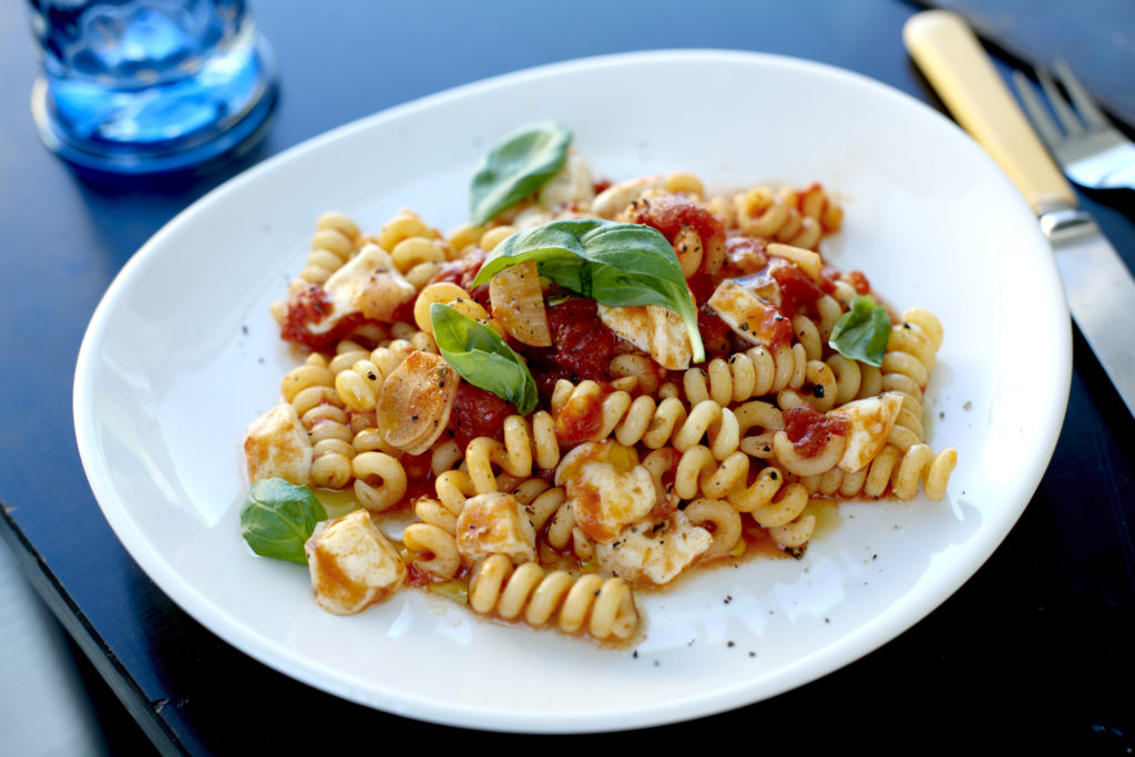 Pasta Fusilli Bucati med tomatsås, mozzarella och basilika | Recept - Zeta