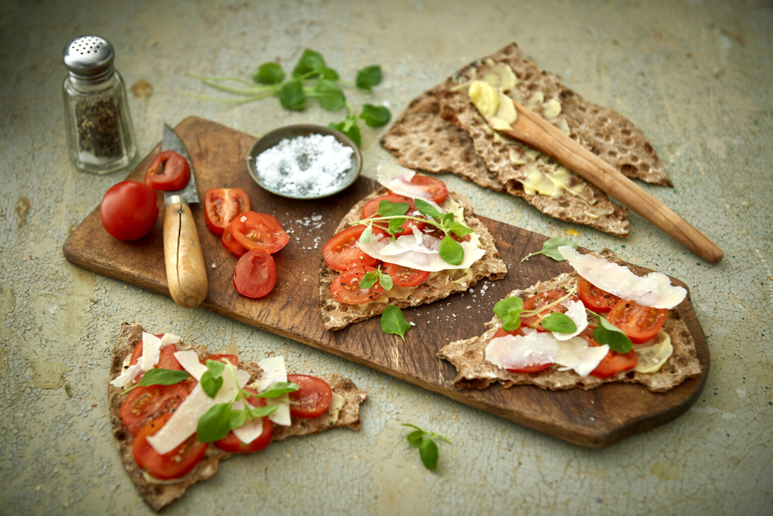 Knäckebröd Med Tomater Och Italiensk Hårdost | Recept - Zeta