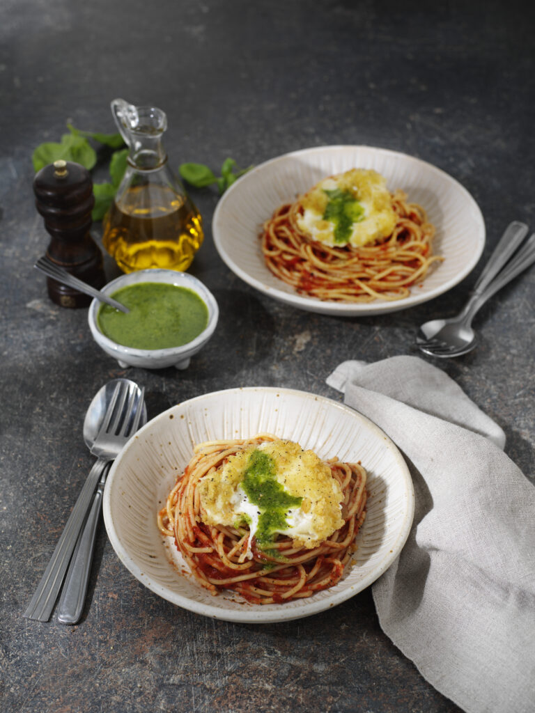 Recept från Zeta. Friterad miniburrata med spaghetti, tomatsås och pesto.