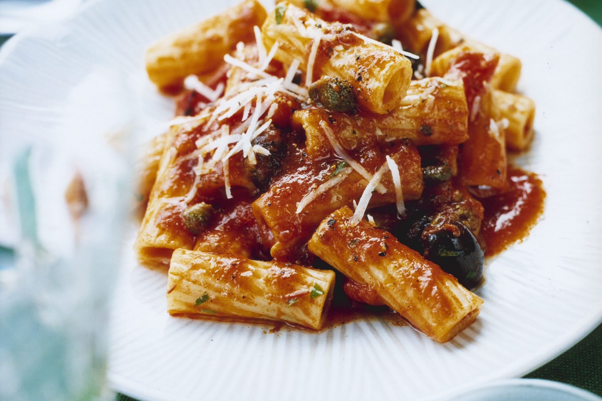 Pasta Tortiglioni Med Sardeller Kapris Och Rostad Paprika Recept Zeta